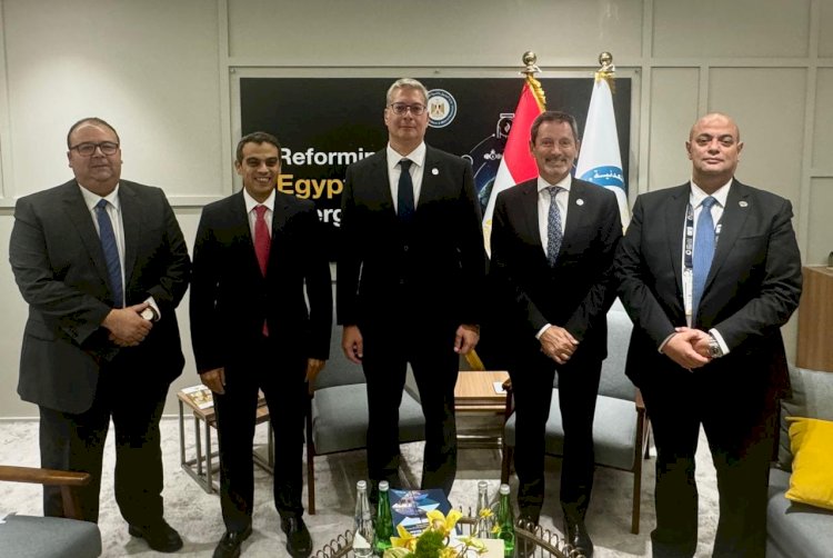 جلسة مباحثات بين بدوي ولوبوش حول تنمية الحقول المتقادمة