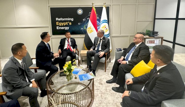 جلسة مباحثات بين بدوي وفان يونج هونج، رئيس مجموعة أنتون أويل الصينية