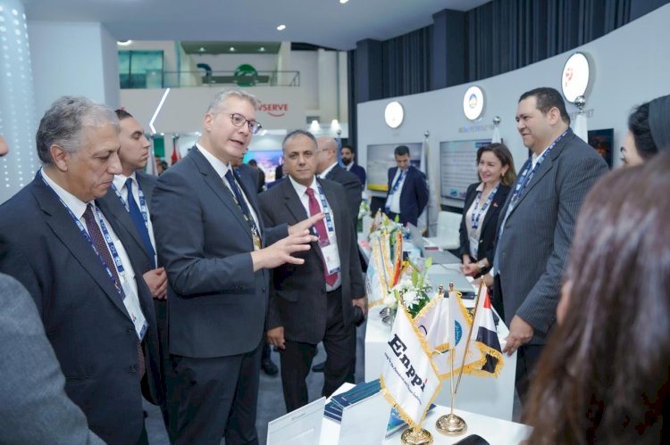 بدوي يتفقد جناح قطاع البترول المصري بمعرض أديبك 2024