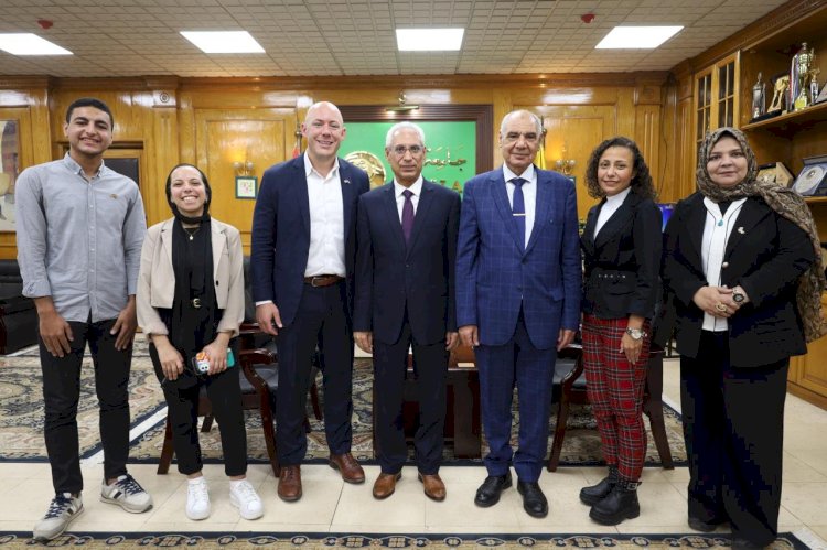 فرحات يستقبل الملحق الثقافي للسفارة الأمريكية لتعزيز البرامج مع جامعة المنيا