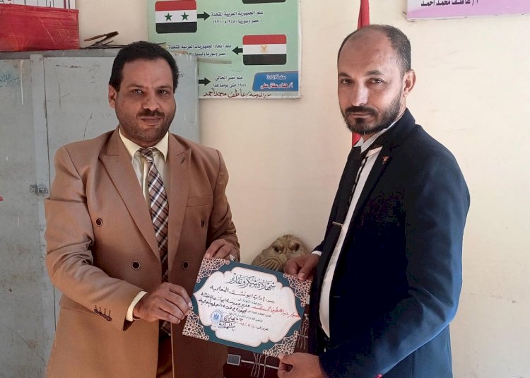 قاصد يشيد بانتظام الدراسة ويكرم مدير مدرسة ابوتشت الإبتدائية المشتركة