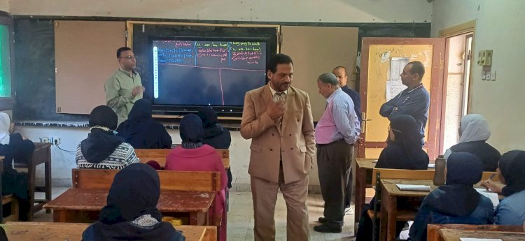 قاصد يتابع انتظام الدراسة والانضباط بمدرسة أبوتشت الثانوية بنات