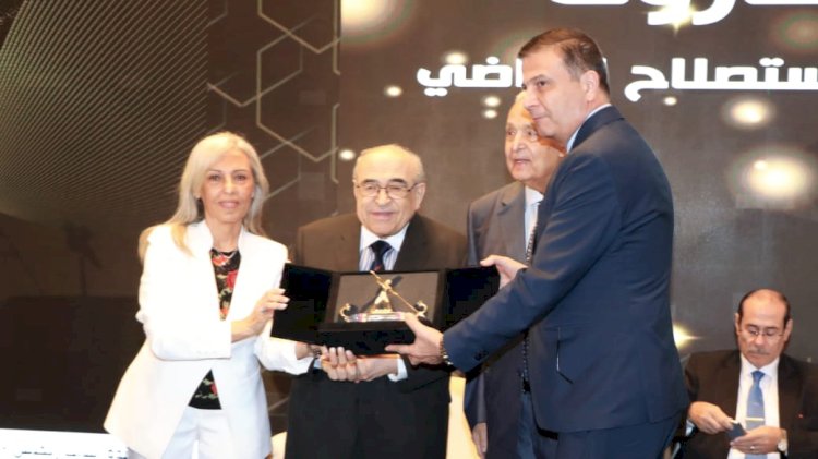 مؤتمر "الناس والبنوك" يكرم وزير الزراعة لخبرته وإنجازاته المصرفية