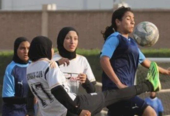 «سرقوا التليفونات والشواحن» محاضر شرطة ودموع اللاعبات فى كلاسيكو برجاية المنيا