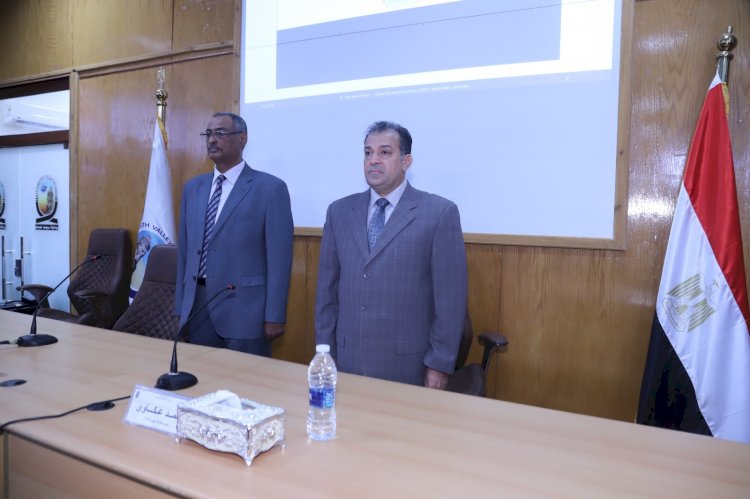 رئيس جامعة جنوب الوادى  يسلم شهادات اجتياز برنامج المدير الادارى و المالى المحترف