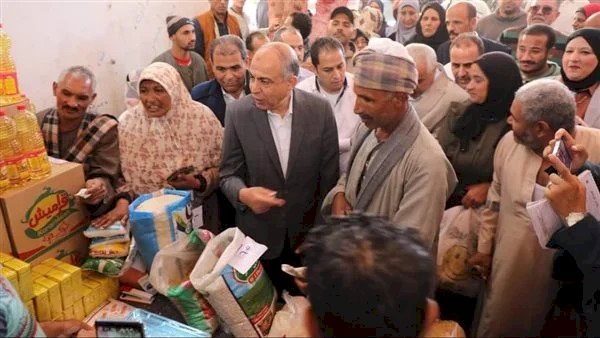 تخفيضات تصل لـ30 ٪.. محافظ المنيا يفتتح منفذًا لبيع السلع الغذائية واللحوم بديرمواس