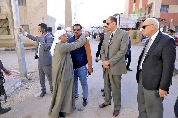 محافظ سوهاج يتفقد حي شرق ويوجه بحملة مكبرة لرفع الإشغالات وتحسين الخدمات