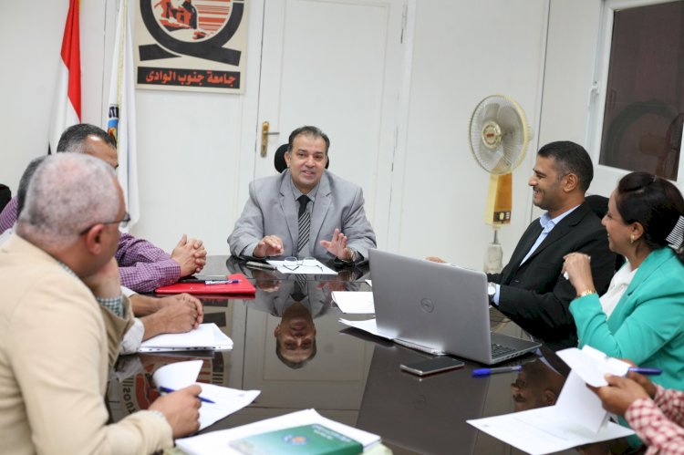 رئيس جامعة جنوب الوادي يعقد اجتماعا لمتابعة مشروعات تطوير البنية التحتية