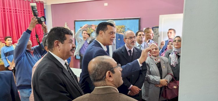 وكيل وزارة التربية والتعليم بسوهاج يفتتح معرض منتجات المجال الصناعي