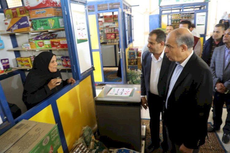 محافظ المنيا يسلم 10 أكشاك للأسر الأكثر احتياجًا بمركز أبوقرقاص