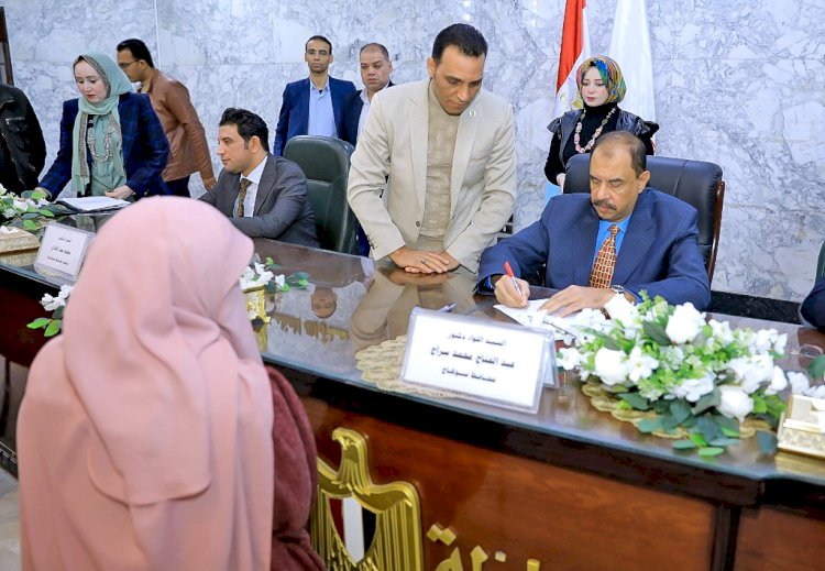 *محافظ سوهاج يستمع للمواطنين في اللقاء الجماهيري الأسبوعي للاستماع لمطالب وشكاوى المواطنين*