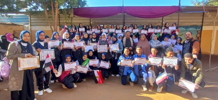 بالصور : تكريم اوائل الطلبة بمدرسة عمر بن الخطاب الإعدادية بأبوتشت