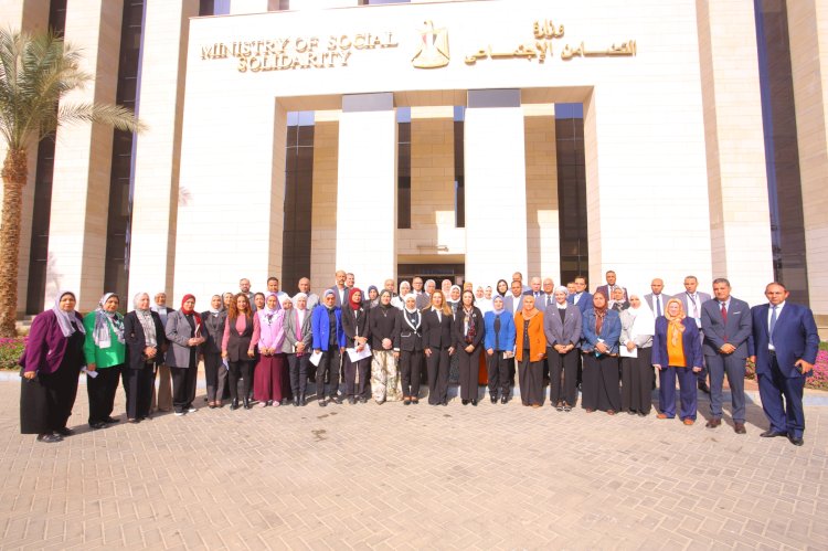 وزيرة التضامن  تشهد ورشة عمل التطوير المؤسسى الرقمي بالتعاون مع وزارة الاتصالات