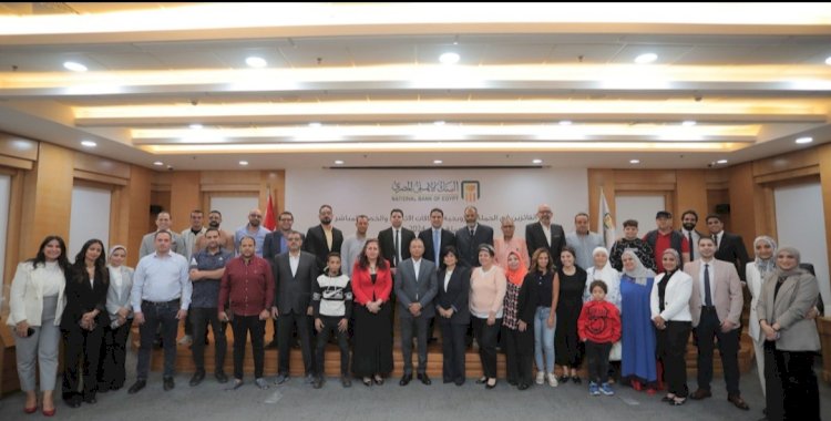 البنك الأهلي المصري يسليم الجوائز للفائزين في الحملة الترويجية لبطاقات الخصم المباشر والبطاقات الائتمانية