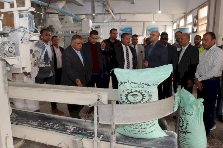 محافظ بني سويف يتفقد سير ومنظومة العمل خلال زيارته لمجمع مطاحن شركة مصر الوسطى