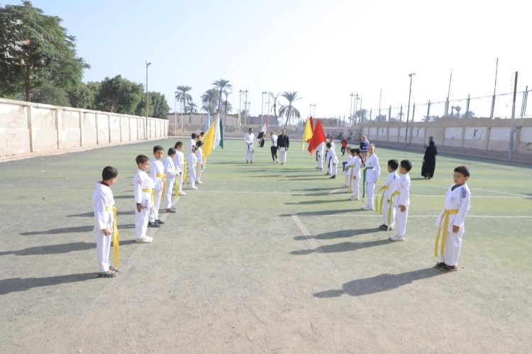 ضمن فعابليات" بداية"عبدالهادي يتفقد قافلة قرية الريانية المعلق بطما*