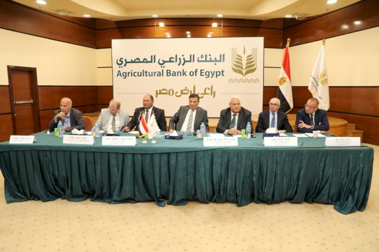 وزير الزراعة يجتمع بمنتجي الدواجن بحضور قيادات البنك الزراعي لبحث الاستفادة من القروض الميسرة