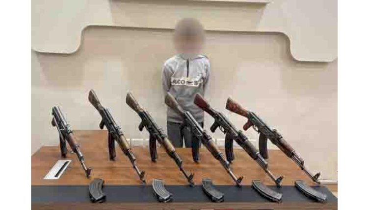 بنادق الية بحوزة متهم باسوان