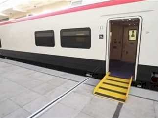 تعرض لأزمه قلبية.. وفاة جزار سوداني داخل قطار الصعيد في المنيا