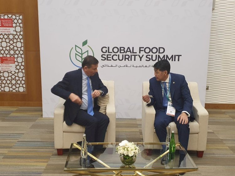 "فاروق"يلتقى  مدير المنظمة الإسلامية للأمن الغذائي علي هامش قمة أبوظبي