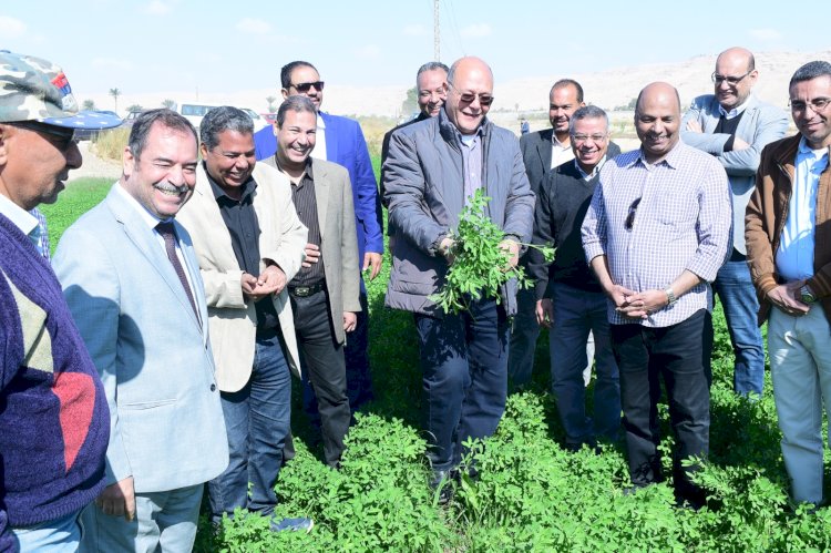 رئيس جامعة سوهاج يشارك فى زراعة القمح والشعير والبرسيم بمزرعة الكوثر