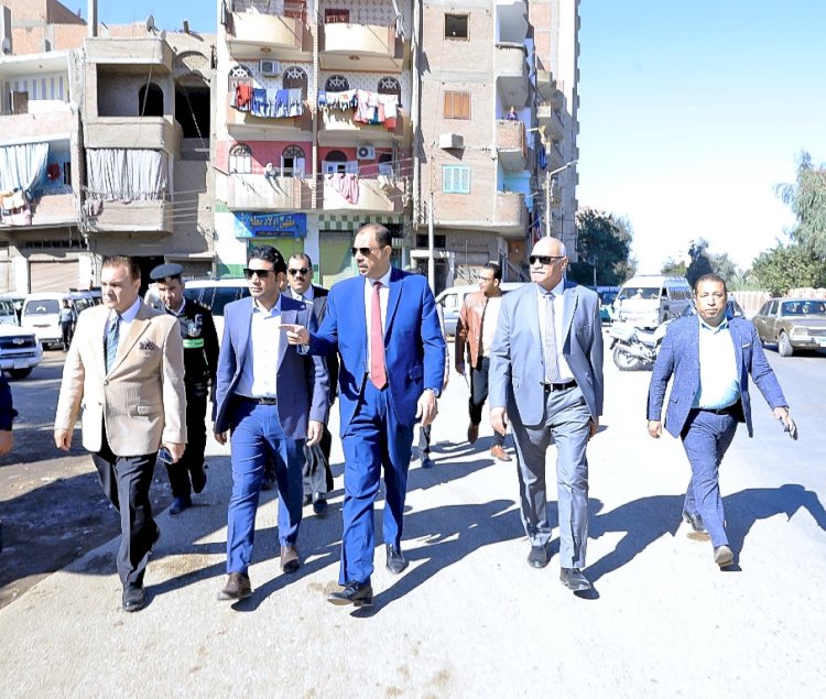 محافظ سوهاج يتفقد قريتي أولاد عزاز وروافع القصير