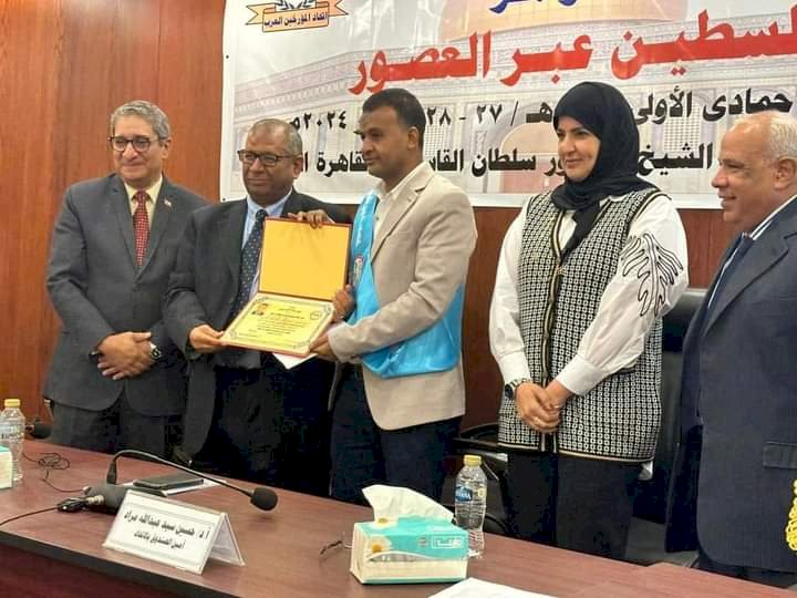 رئيس قسم التاريخ بآداب قنا يفوز بجائزة احسن بحث في التاريخ الحضاري