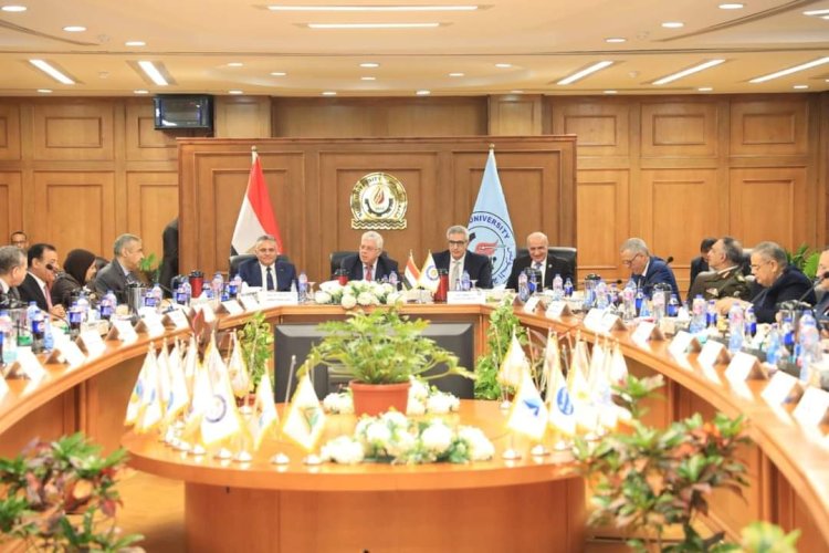 رئيس جامعة المنيا يشارك باجتماع المجلس الاعلى للجامعات بجامعة السويس