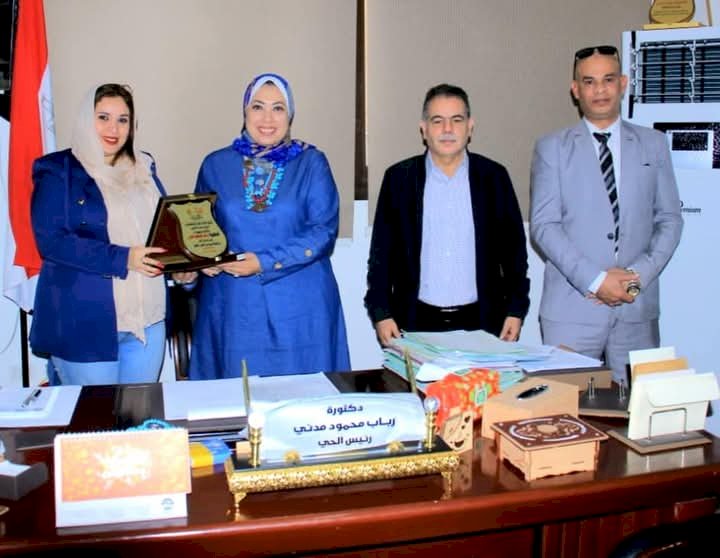 المستشارة سارة محمد أمين تقدم درع التميز لرئيسة حي المنتزة ثان بالاسكندرية