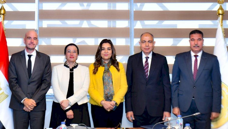 محافظ المنيا يشهد توقيع عقد إدارة وتشغيل مصنع تدوير ومعالجة المخلفات بتونا الجبل بمركز ملوي