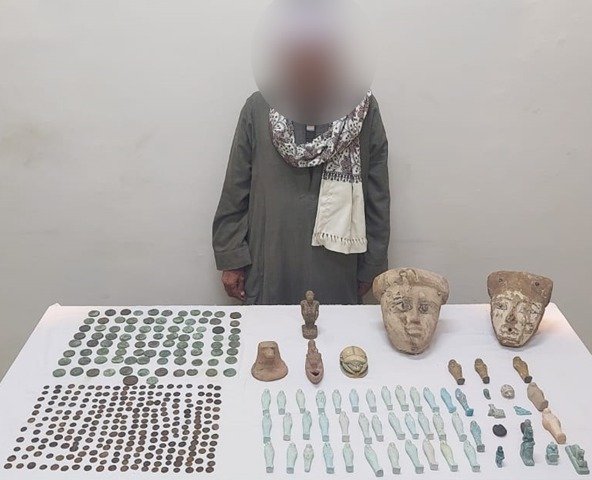 ضبط 409 قطعة أثرية بحوزة أحد تجار الاثار بأسيوط