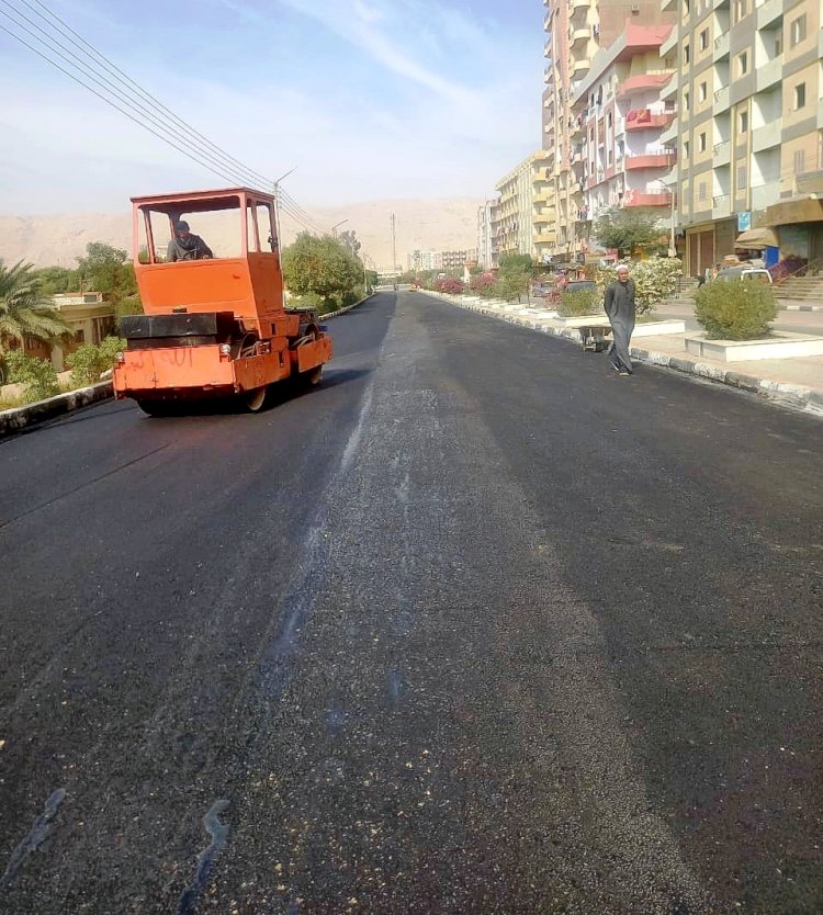 تفيذاً لتوجيهات" سراج "رصف عدد من الشوارع بحي الكوثر بسوهاج