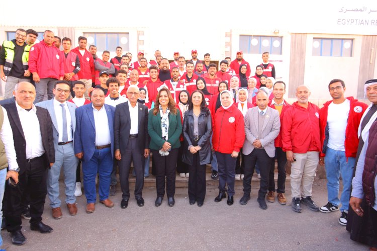 وزيرة التضامن تتفقد المركز اللوجستي للهلال الأحمر بالعريش