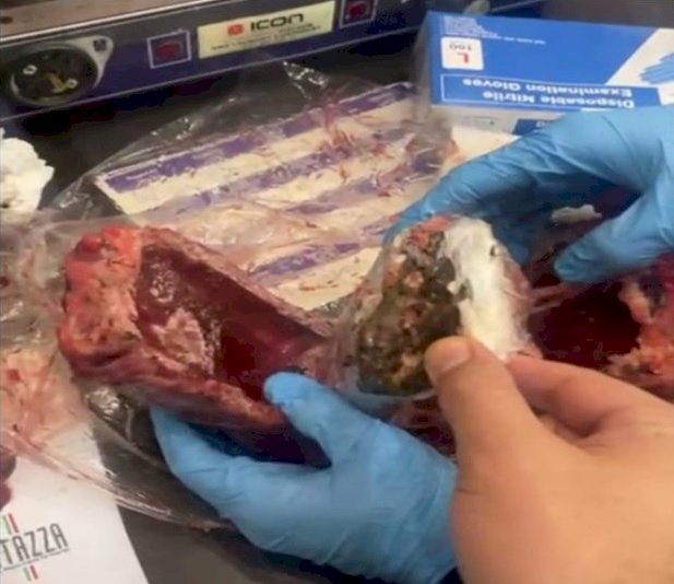 ضبط سيدة بحوزتها  مخدرات بمطار القاهرة