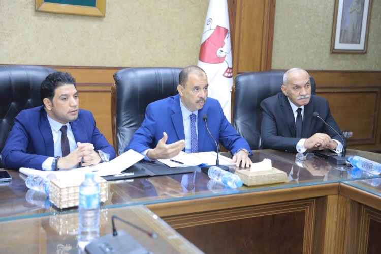 محافظ سوهاج يناقش الملفات التي تمس حياة المواطنين في اجتماع المجلس التنفيذي