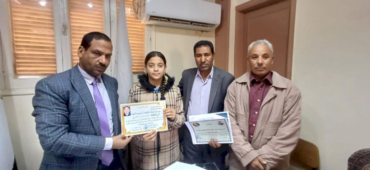 قاصد يكرم آمنه لحصولها علي المركز الاول في نجوم المكتبات