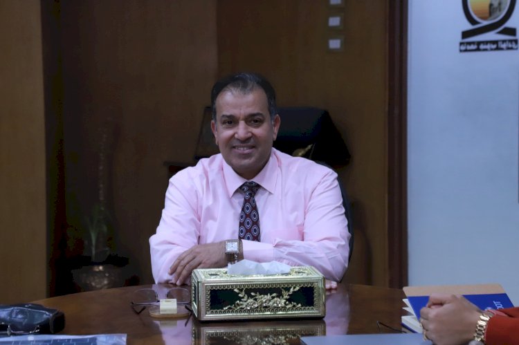 رئيس  جامعة جنوب الوادي يناقش المشروعات التطويرية بالجامعة