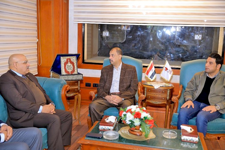 محافظ سوهاج يلتقي رئيس جهاز الاستثمار