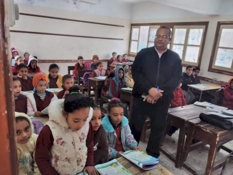 مدير عام التعليم بأبوتشت يفاجىء مدرسة نجع البهنساوي ويكرم معلمة الروضة