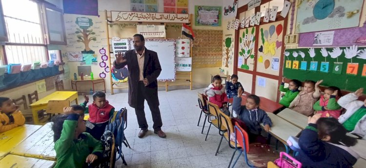 مدير تعليمية أبوتشت يتابع التقييمات مع سجلات درجات المعلمين