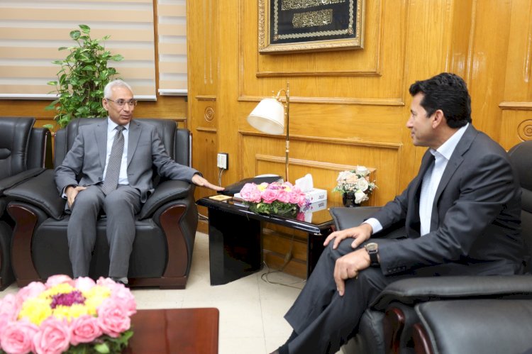 رئيس جامعة المنيا يستقبل وزير الشباب والرياضة