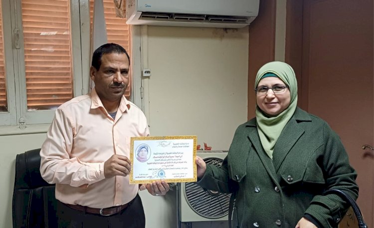 مدير تعليم ابوتشت يكرم سميرة علام الأم المثالية