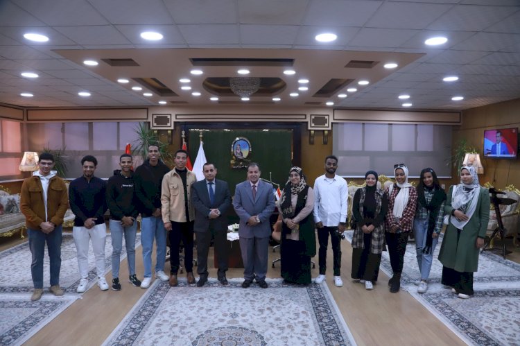 رئيس جامعة جنوب الوادى يستقبل فريق نوارة الفائز فى مسابقات برنامج GEN Z