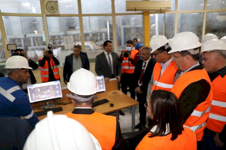 فاروق والحنيفات وجاكلين يتفقدون مصنع النوبارية للسكر