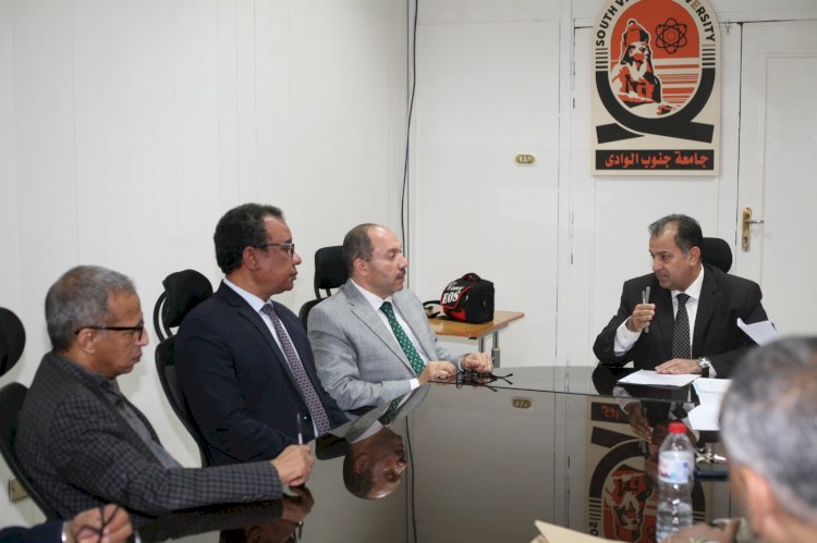 رئيس جامعة جنوب الوادي يترأس اجتماع اللجنة الإشرافية العليا للبرامج المميزة