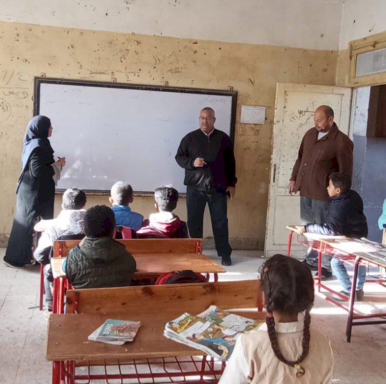 وكيل تعليم أبوتشت يتابع انتظام الدراسة  بنجع سباق الإبتدائية