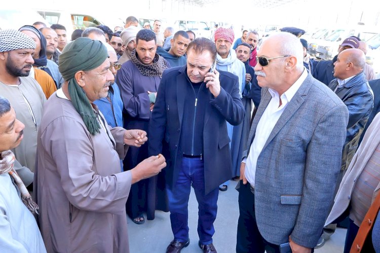 السكرتير العام والمساعد يتفقدان سير العمل بمواقف سيارات الأجرة بسوهاج