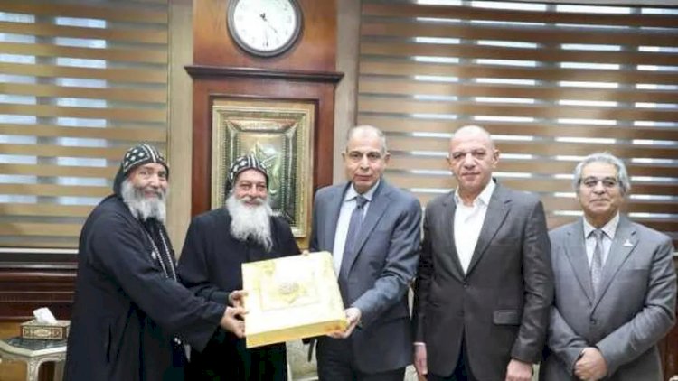 وكيل دير الأنبا صموئيل يهدي محافظ المنيا مصحفا شريفا
