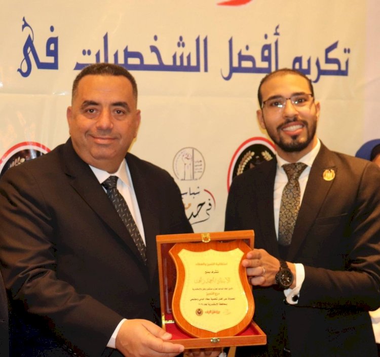 بعد تكريمه كأفضل شخصية عطاء الرئيس يقوم بدور وطني  للنهوض بمصر