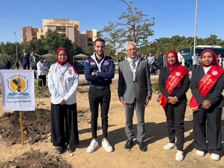 رئيس جامعة المنيا يشارك بالمبادرة الرئاسية  اتحضر للأخضر .. ويغرس شجره